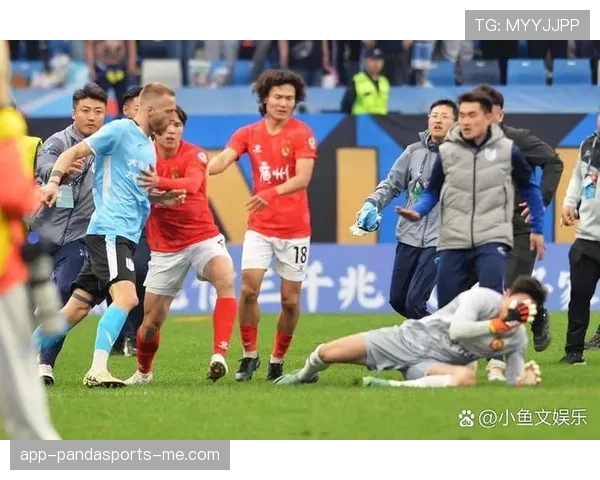 拉人犯规的判罚依据与裁判判定标准详解