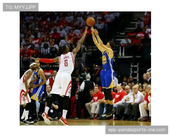 尤因季后赛内线高效挡拆助攻 提升球队关键得分效率