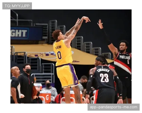 库兹马无球跑动效率提升，拉开空间能力改变奇才进攻结构